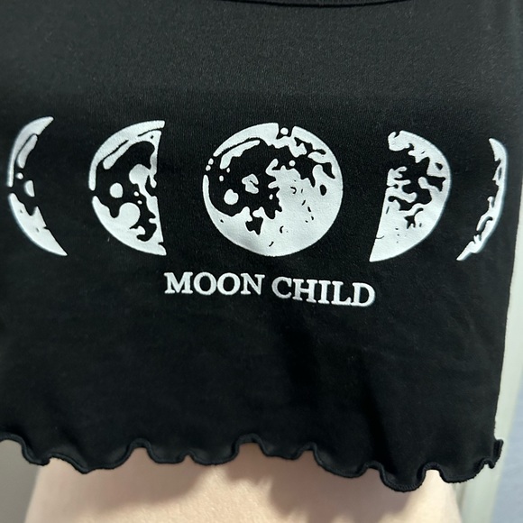 Moon And Letter Graphic Scallop Trim Crop Top - Picture 2 of 6
